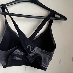 🔴2XU black Cross-back Sports bra - Size Large